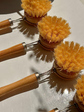 two-tone coconut husk & bamboo | kitchen brush